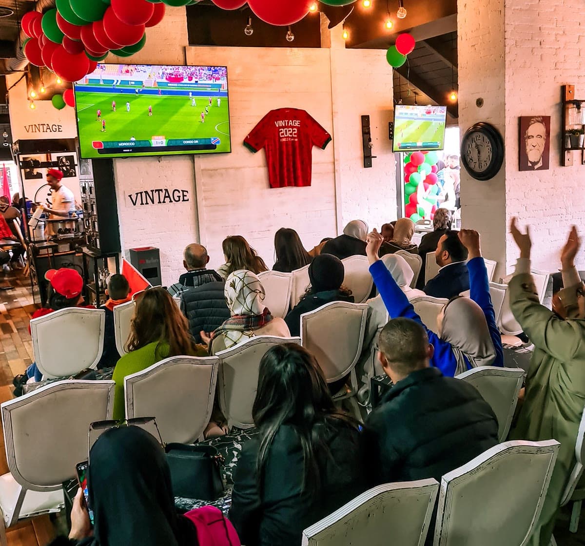 Soirée match devant les écrans, salle décorée aux couleurs du Maroc