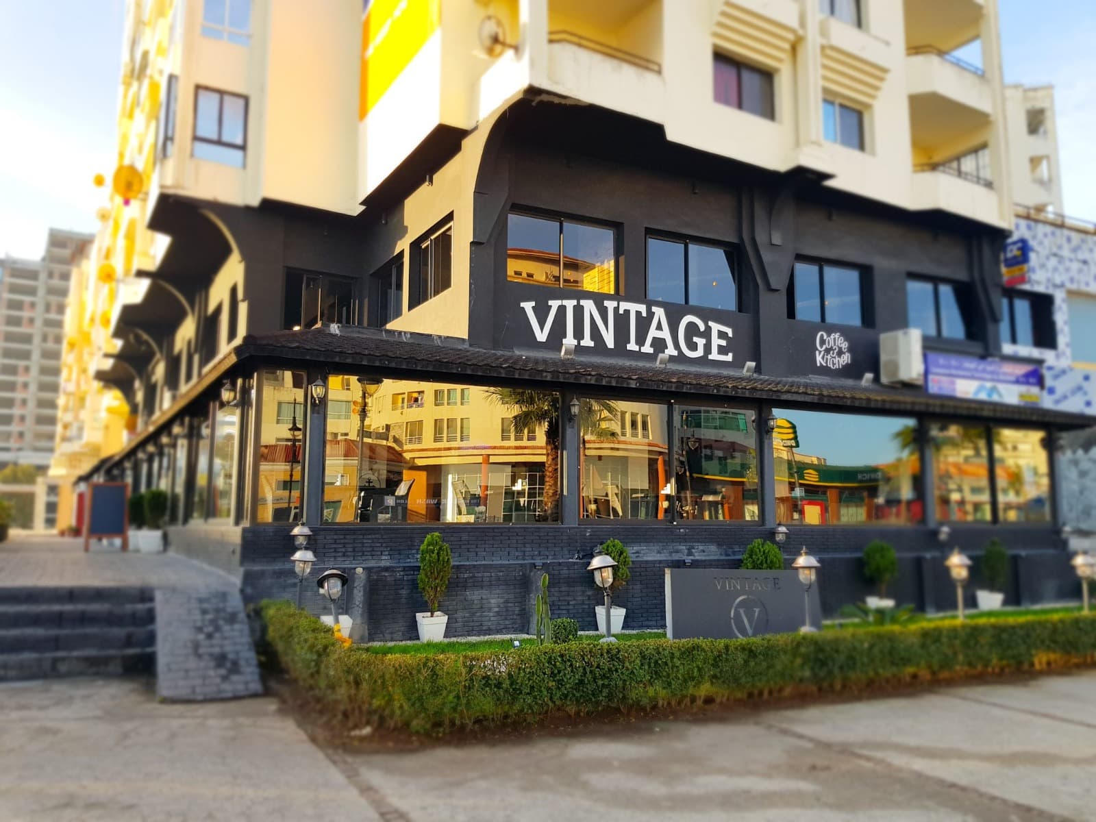 Façade du Vintage Coffee & Kitchen et son enseigne sur la Corniche de Tanger